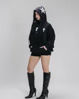 Hoodie oversized negro con capucha y gráfico en el pecho, confeccionado en friza 100% algodón.