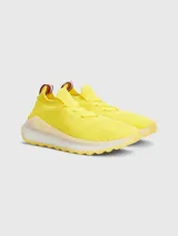 Zapatillas de running Tommy Hilfiger color amarillo, confeccionadas en tejido de punto elástico de poliéster reciclado, con cordones, suela dentada y plantilla de acupresión.