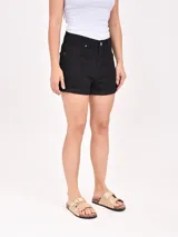 Short de jean negro con bolsillos delanteros y traseros, y dobladillo en la botamanga.