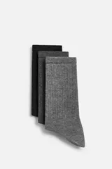 Pack de tres pares de calcetines tejidos en hilatura con mezcla de algodón y acabado en rib.
