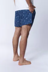 Short de baño azul con estampado de motivos geométricos en blanco.