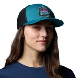 Gorro de béisbol Columbia unisex, color azul con paneles traseros de malla negra. Presenta un parche bordado con un paisaje de montaña y el logo de Columbia en el frente.