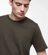 Remera verde militar de algodón con textura acanalada, cuello redondo y mangas cortas.