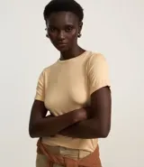 Blusa de viscosa color verde, con cuello redondo y manga corta con detalle plegado.