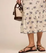 Pollera midi de laise color blanco con bordado de flores y diseño boho.