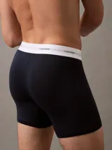 Pack de tres bóxers largos de algodón modal en color verde claro, azul y azul marino, con cintura elástica blanca con logo Calvin Klein.