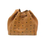 Cartera bombonera color marrón claro, confeccionada en cuero con apliques de lona revestida con el monograma de la marca y pequeñas tachas decorativas. Tiene correa para llevar al hombro, bolsillo interior deslizante y cierre con cordones ajustables que le dan un efecto fruncido.