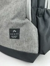 Mochila Rusty con dos bolsillos delanteros, color verde militar y negro. Confeccionada en poliéster y PVC, con interior de poliéster. Tiene bolsillo interior para laptop.