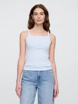 Musculosa celeste de punto canalé, con cuello cuadrado y tirantes anchos.