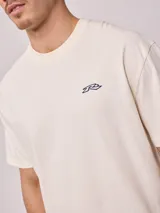 Remera negra de hombre marca Rusty, corte regular fit, con estampado en la espalda con el logo de la marca y el año de fundación. Confeccionada en algodón lavado.