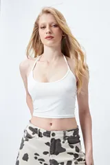 Top halter corto negro con tiras finas para anudar en la nuca.