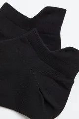 Pack de cinco pares de medias deportivas negras de corte bajo, confeccionadas en tejido funcional DryMove™ que ayuda a absorber el sudor.