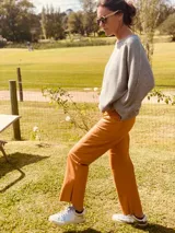 Pantalón slouchy de cuero ovino italiano color camel, corte mom fit con tiro semi alto, bolsillos laterales y tajos inferiores.