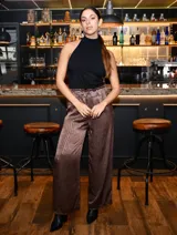 Pantalón palazzo color marrón con lurex y cintura elastizada.