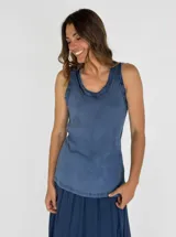 Musculosa azul de algodón con cuello redondo y detalle de terminación desflecada en cuello y sisas.