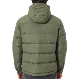 Campera puffer verde oliva con capucha, cierre frontal con cremallera, dos bolsillos de parche con solapa abotonada en el pecho y dos bolsillos laterales con cierre.