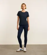 Remera deportiva blanca texturizada, con cuello redondo, manga corta, detalle reflectante y pliegue en la espalda.
