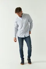 Camisa de hombre a cuadros y rayas, de manga larga, con bolsillo y logo bordado.