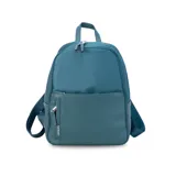 Mochila color beige de nylon resistente, con cierre principal y bolsillo frontal. Cuenta con detalle en simil cuero y bolsillo pequeño. Bolsillo trasero con cierre y bolsillos laterales para mayor comodidad. Correas a tono.