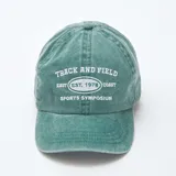 Gorra de gabardina color verde con visera curva y bordado frontal con la leyenda "Track Andfield East Est. 1978 Sports Symposium".