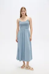 Vestido largo celeste de algodón con breteles finos, cuerpo superior fruncido con elástico y falda evasé.