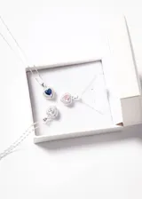 Cadena plateada con dije de corazón con circonia blanca.