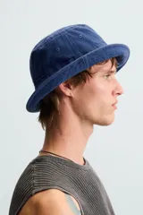 Sombrero tipo bucket azul marino de algodón con efecto lavado y ala ancha con pespuntes.