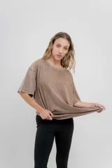 Remera oversize color marrón con efecto lavado, cuello redondo y mangas cortas amplias.