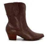 Bota texana de cuero negro, con caña media, punta fina y taco bajo. Diseño con costuras decorativas en el empeine y laterales.