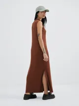 Vestido largo marrón de tejido de punto acanalado, sin mangas y con cuello alto.
