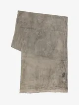 Bufanda rectangular de tejido ligero color gris con estampado difuso.