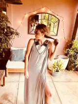 Vestido largo plateado de fiesta con tajos laterales y espalda con bordado artesanal en cuero.