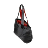 Bolso tote negro con asas de correa negras con interior naranja, cierre principal, bolsillos de acceso rápido y seis bolsillos internos.