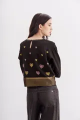 Camisa negra de viscosa con jacquard de lurex, calce amplio y escote redondo. Presenta bordados de corazones dorados y rosados, y guardas doradas en el ruedo y los puños.