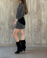 Botines dorados de cuero vacuno con punta fina y tacón aguja.