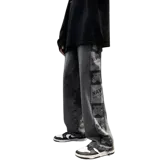 Pantalón de jean de corte recto, color gris oscuro lavado (smokey grey), con paneles laterales estampados con ositos y texto en bloques. Posee cinco bolsillos.