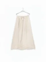 Falda larga marrón de tejido arrugado liviano, con cintura elástica y terminación Polonio en cobre.