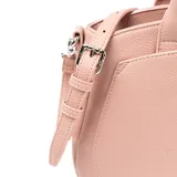 Cartera color rosa de símil cuero con asa rígida y correa desmontable. Tiene acceso con cierre, bolsillo exterior con broche imantado, y dos bolsillos interiores (uno con cierre y otro sin cierre).