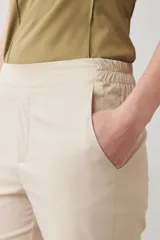 Pantalón de vestir negro, de corte recto, con bolsillos laterales y traseros.
