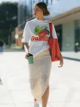 Remera blanca de algodón con cuello redondo y estampado de guayabas.