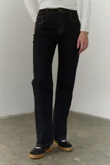 Pantalón de jean negro de corte recto con costuras en color ocre.