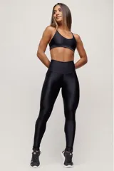 Calza deportiva negra de tiro alto, confeccionada en tejido suave y absorbente.