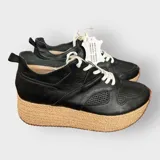Zapatillas blancas de cuero con plataforma de yute trenzado.