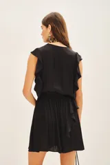 Vestido corto negro con escote en V profundo y mangas cortas con volados.