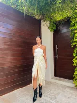 Top blanco de seda con escote halter y espalda descubierta. Se ata al cuello y a la espalda con finas tiras.