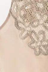 Vestido midi color beige, de viscosa, con escote asimétrico y detalle de crochet en el hombro.