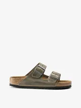 Sandalias Birkenstock Arizona color caqui con efecto desgastado, doble tira ajustable con hebilla metálica y plantilla anatómica de corcho y látex.