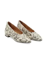 Zapato de cuero con estampado de reptil en tonos blanco y negro, con punta fina y taco bajo cuadrado.