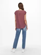 Camiseta color Rose Brown de la marca Only, con cierre zip en el cuello y corte más largo en la espalda.