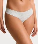 Bombacha bikini en laise blanco con textura floral, corte cavado y laterales medianos.
